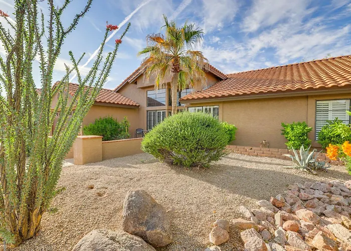 Holiday home Heated Pool & Patio: Retreat Near Hiking!