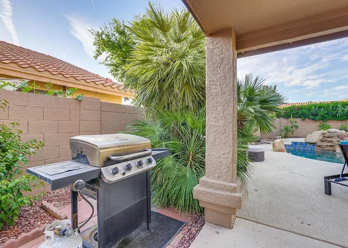 Holiday home Heated Pool & Patio: Retreat Near Hiking!