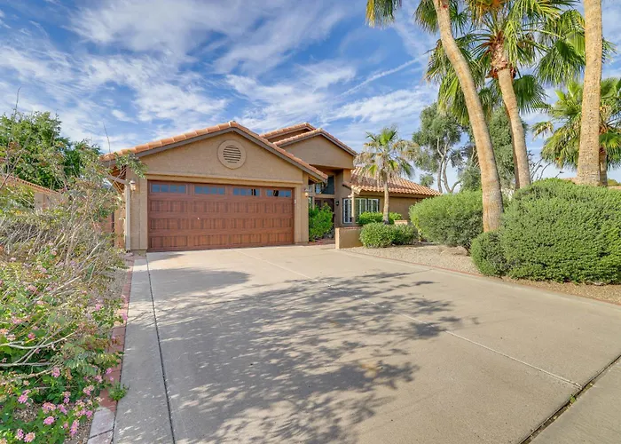 Holiday home Heated Pool & Patio: Retreat Near Hiking! *