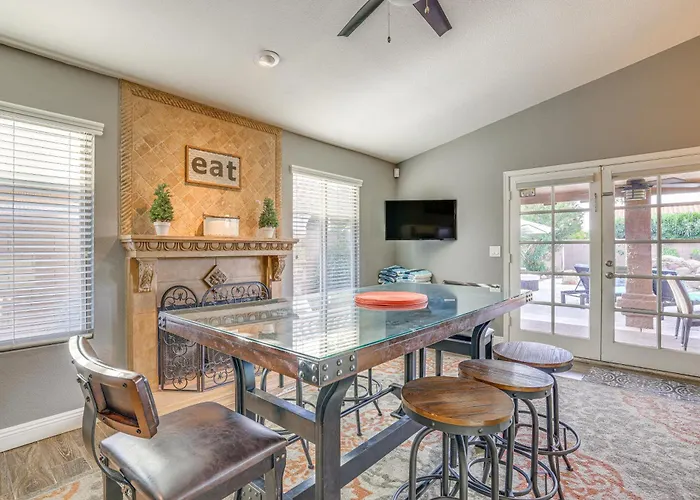 Holiday home Heated Pool & Patio: Retreat Near Hiking!