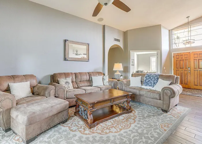 Holiday home Heated Pool & Patio: Retreat Near Hiking!
