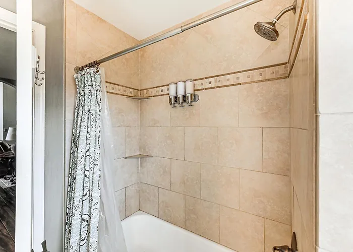 Holiday home Heated Pool & Patio: Retreat Near Hiking!