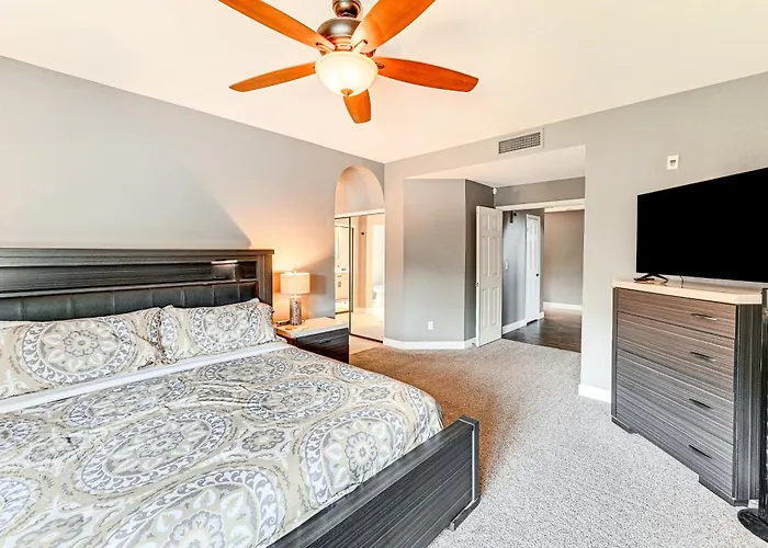 Heated Pool & Patio: Retreat Near Hiking! Tempe