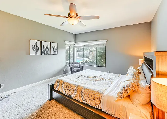 Holiday home Heated Pool & Patio: Retreat Near Hiking!